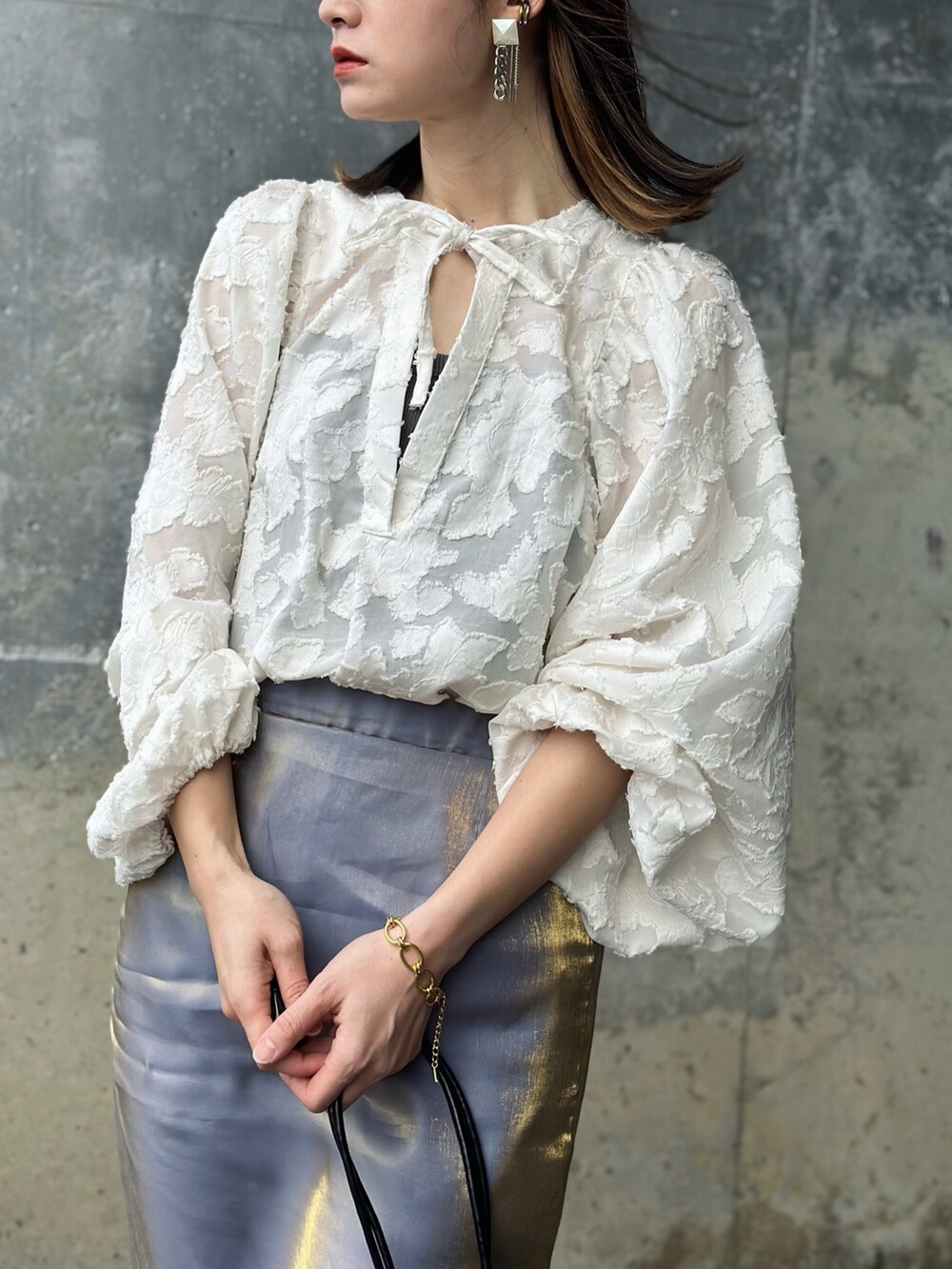 ホワイト系のシャツ/ブラウス、その他のショルダーバッグ、グレー系のスカートを着用したレディースの春コーディネートの2枚目の写真