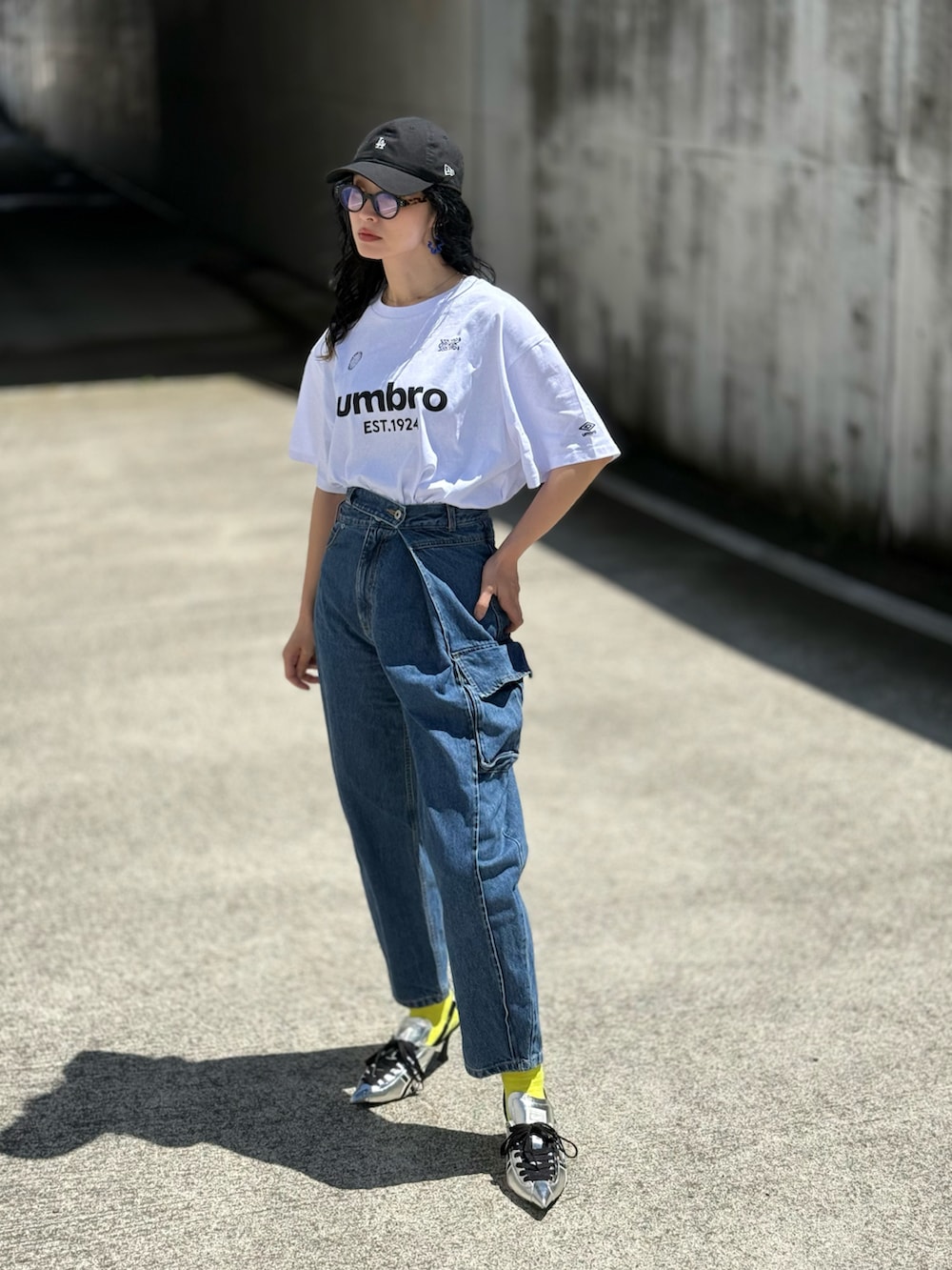 ホワイト系のTシャツ/カットソー、グレー系のショルダーバッグ、ブラック系のキャップを着用したレディースの春コーディネートの5枚目の写真
