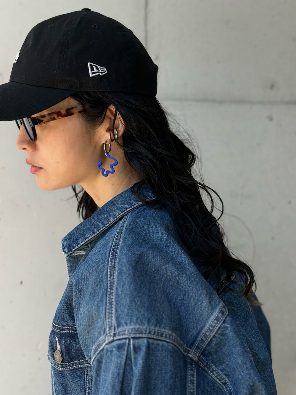 ホワイト系のTシャツ/カットソー、グレー系のショルダーバッグ、ブラック系のキャップを着用したレディースの春コーディネートの3枚目の写真
