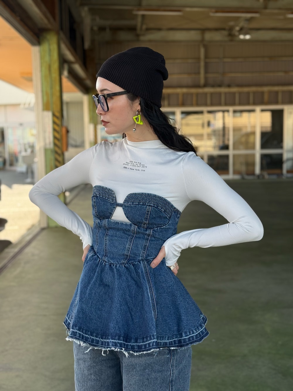 ブルー系のデニムパンツ、シルバー系のスニーカー、イエロー系のソックス/靴下を着用したレディースの春コーディネートの3枚目の写真