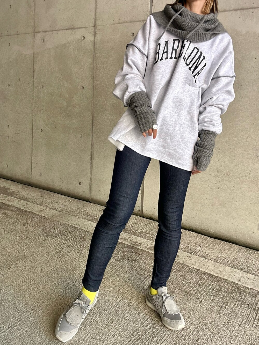 グリーン系のその他アウター、ブルー系のデニムパンツ、ブルー系のトートバッグを着用したレディースの秋コーディネートの5枚目の写真