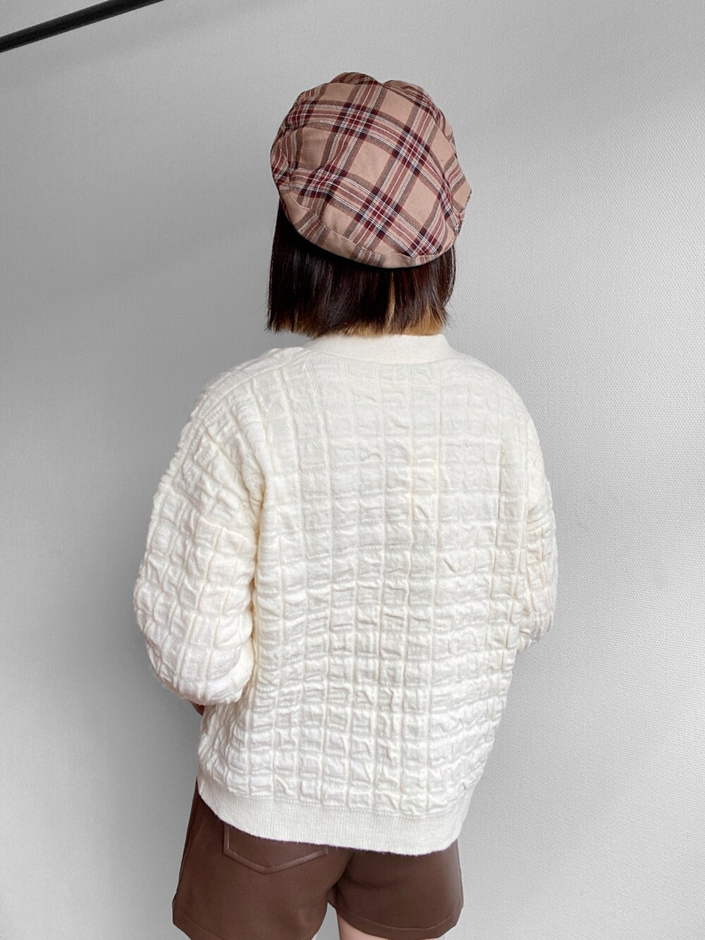 ブラック系のカーディガン/ボレロ、ホワイト系のカーディガン/ボレロを着用したレディースの秋コーディネートの5枚目の写真