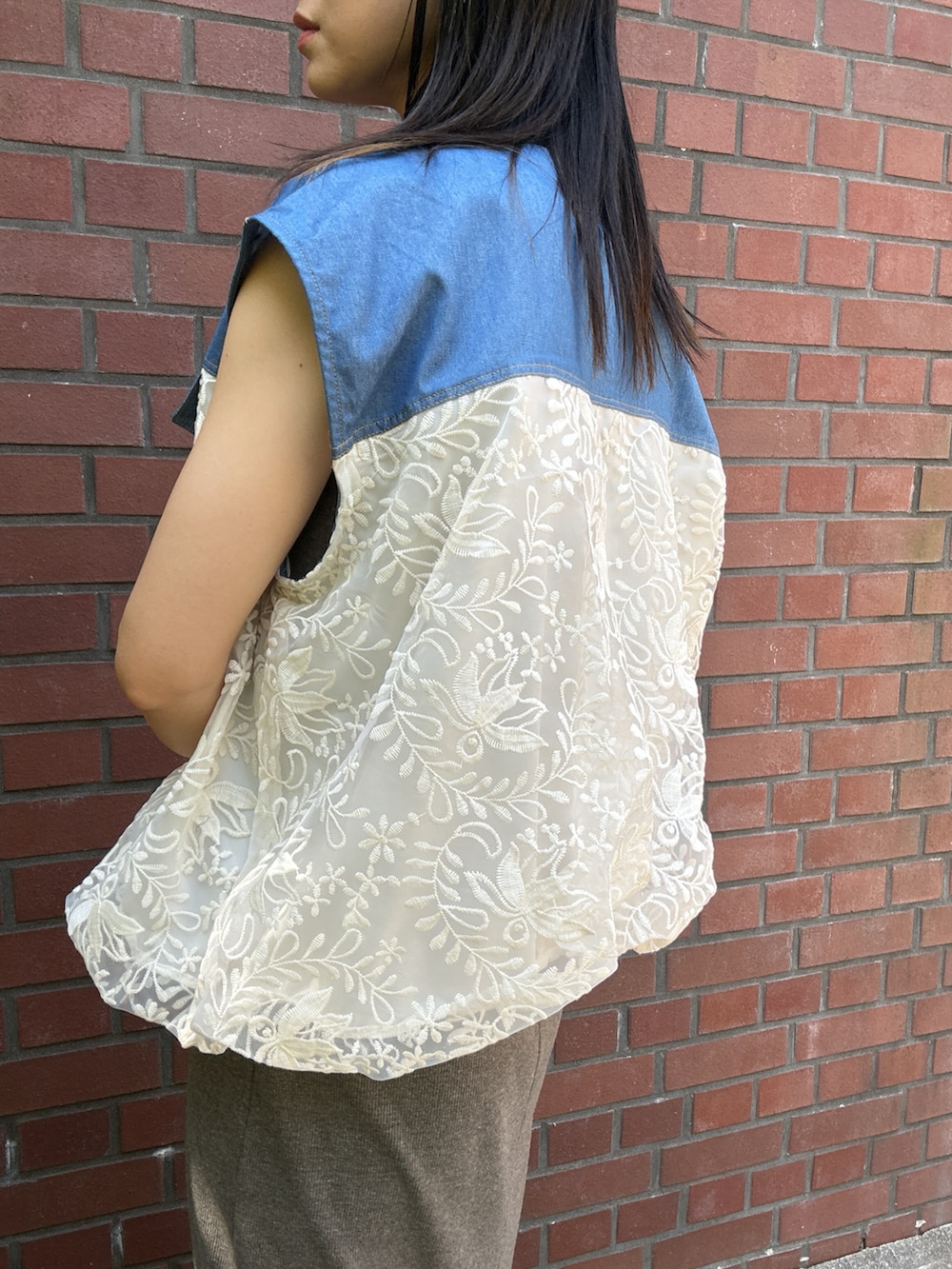 ホワイト系のブルゾン、グレー系のワンピース、ベージュ系のスニーカーを着用したレディースの夏コーディネートの5枚目の写真