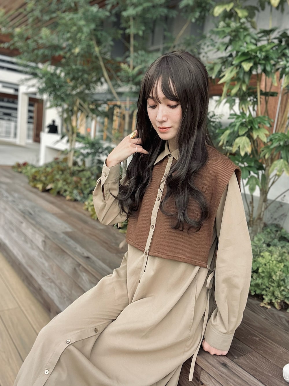 ブラウン系のブーツ、ベージュ系のワンピース、イエロー系のハンドバッグを着用したレディースの秋コーディネートの5枚目の写真