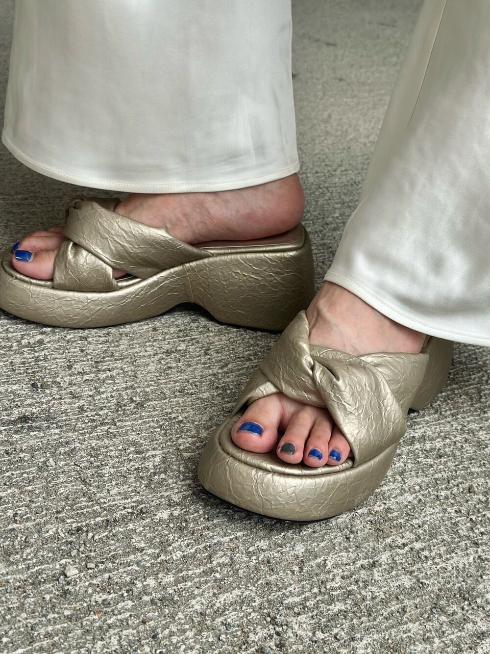 ホワイト系のその他パンツ、ゴールド系のショルダーバッグ、ゴールド系のサンダルを着用したレディースの夏コーディネートの5枚目の写真