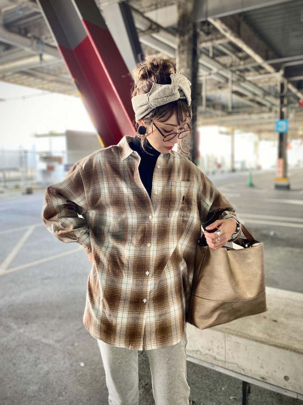 「スウェットパンツ、トートバッグ、チェックシャツ、ヘアバンド、ワンマイルウェア、タートルネック、オーバーサイズ、ブラウン、きれいめカジュアル、パンツスタイル、メガネ女子、高身長コーデ、chacocloset、チャコクローゼット、チェック柄に恋してる」｜「U.S. POLO ASSN.のU.S. POLO ASSN./ユーエスポロアッスン 別注 ボリュームスリーブ オーバーサイズチェックシャツ（シャツ/ブラウス、ブラウン系）」を使った、IMOKOさん（レディース・170cm）の秋コーディネートの2枚目の写真
