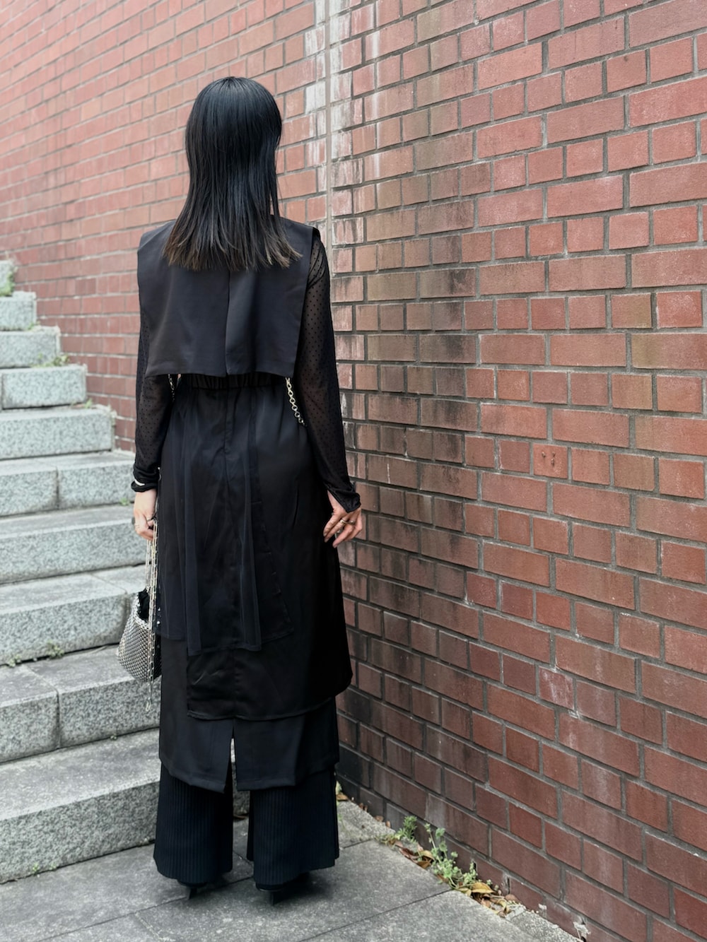 ブラック系のパンプス、グレー系のハンドバッグ、ブラック系のその他パンツを着用したレディースの春コーディネートの5枚目の写真