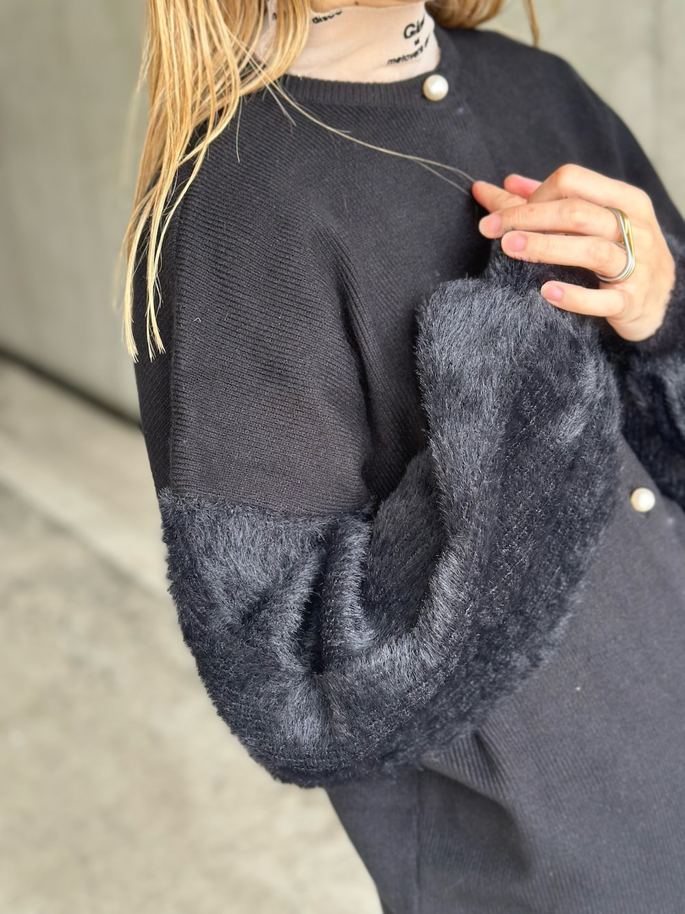ブラック系のカーディガン/ボレロ、ブルー系のデニムパンツ、レッド系のパンプスを着用したレディースの春コーディネートの3枚目の写真