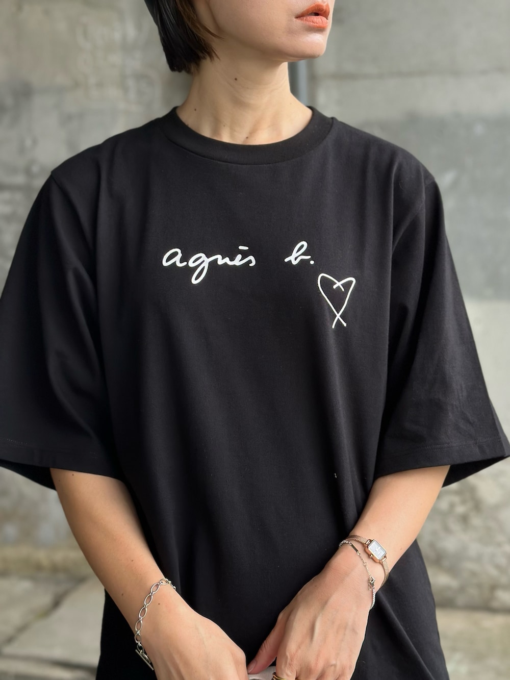 「シンプルコーデ、agnes b.、Tシャツ×デニム、ブラックコーデ、ワントーンコーデ、ワンピース、ベレー帽、初夏コーデ、夏コーデ、ロゴT、カラーソックス、厚底シューズ、大人カジュアル、シンプル、高身長女子」|「agnes b.のWEB限定 SBX4 ROBE YOKO ワンピース(ワンピース、ブラック系)」を使った、IMOKOさん(骨格ウェーブ・レディース・170cm)の春コーディネートの2枚目の写真