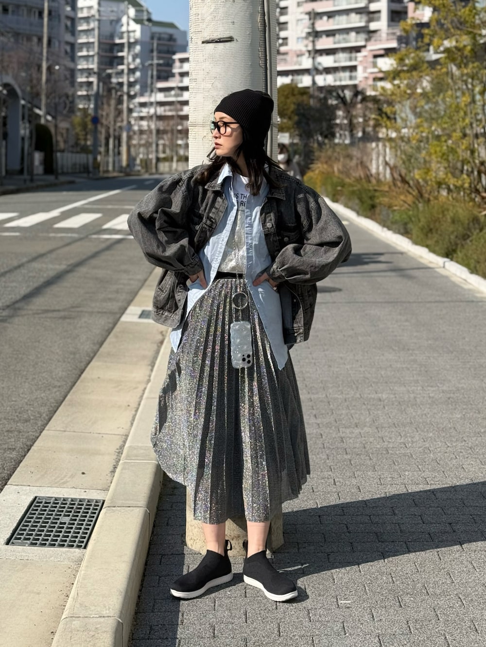 ブラック系のスニーカー、グレー系のTシャツ/カットソー、ブラック系のデニムジャケットを着用したレディースの春コーディネートの5枚目の写真