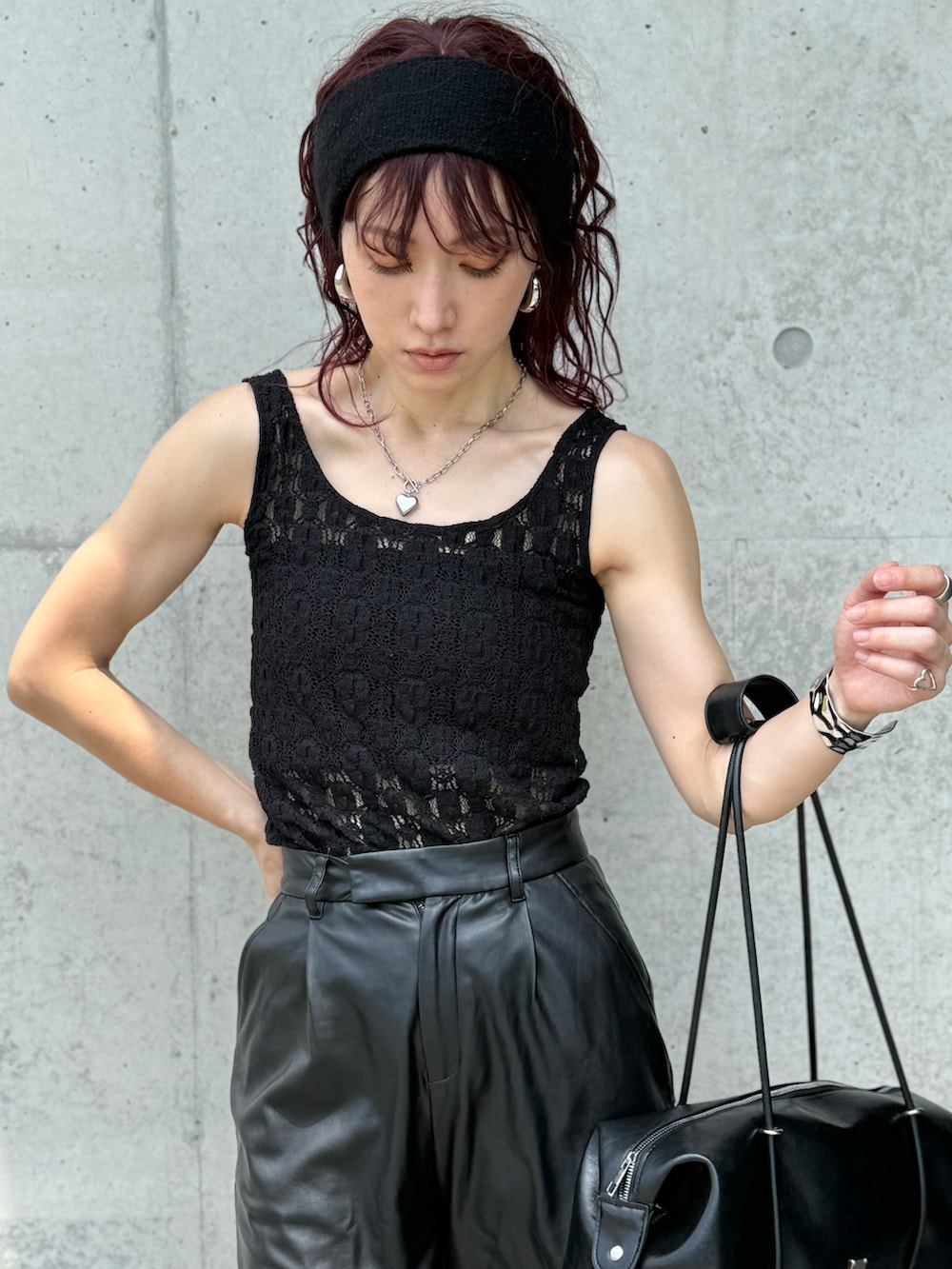 ブラック系のタンクトップ、ブラック系のその他パンツ、シルバー系のサンダルを着用したレディースの夏コーディネートの2枚目の写真