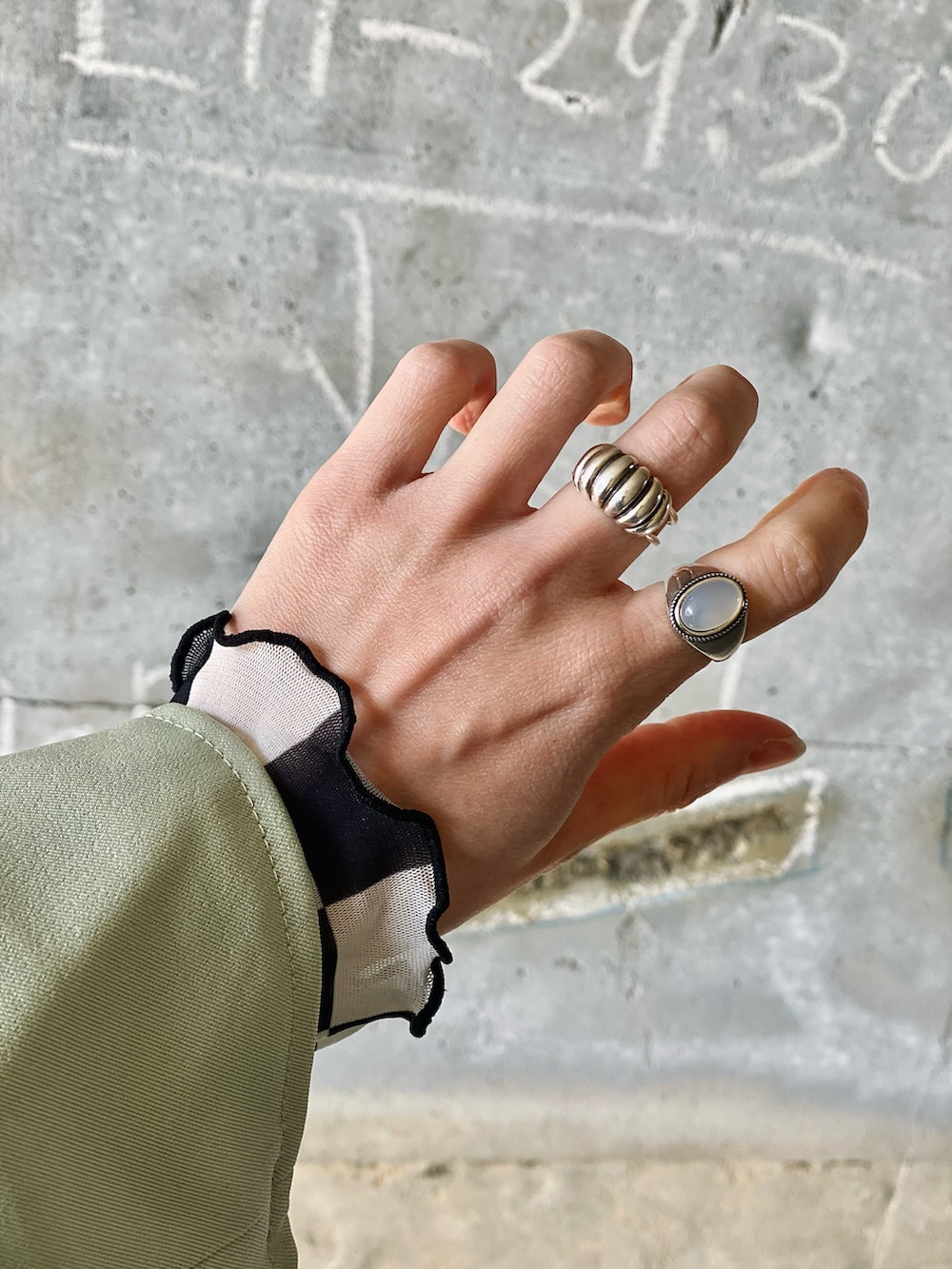 「グリーン、セットアップ、トートバッグ、タートルネック、ブロックチェック、レイヤードスタイル、ワイドパンツ、ジャケット、ベレー帽、プチプラ、ウィッグ、高身長女子、休日スタイル、ECRIRE、エクリール」|「RODE SKOのプチ撥水キャンバストートバッグ(トートバッグ、ブラック系)」を使った、IMOKOさん(レディース・170cm)の冬コーディネートの4枚目の写真