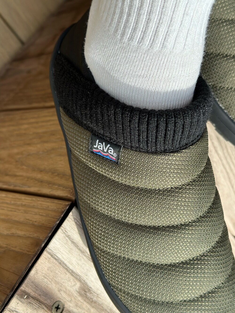 グレー系のシャツ/ブラウス、グリーン系のスニーカー、ホワイト系のTシャツ/カットソーを着用したレディースの春コーディネートの5枚目の写真