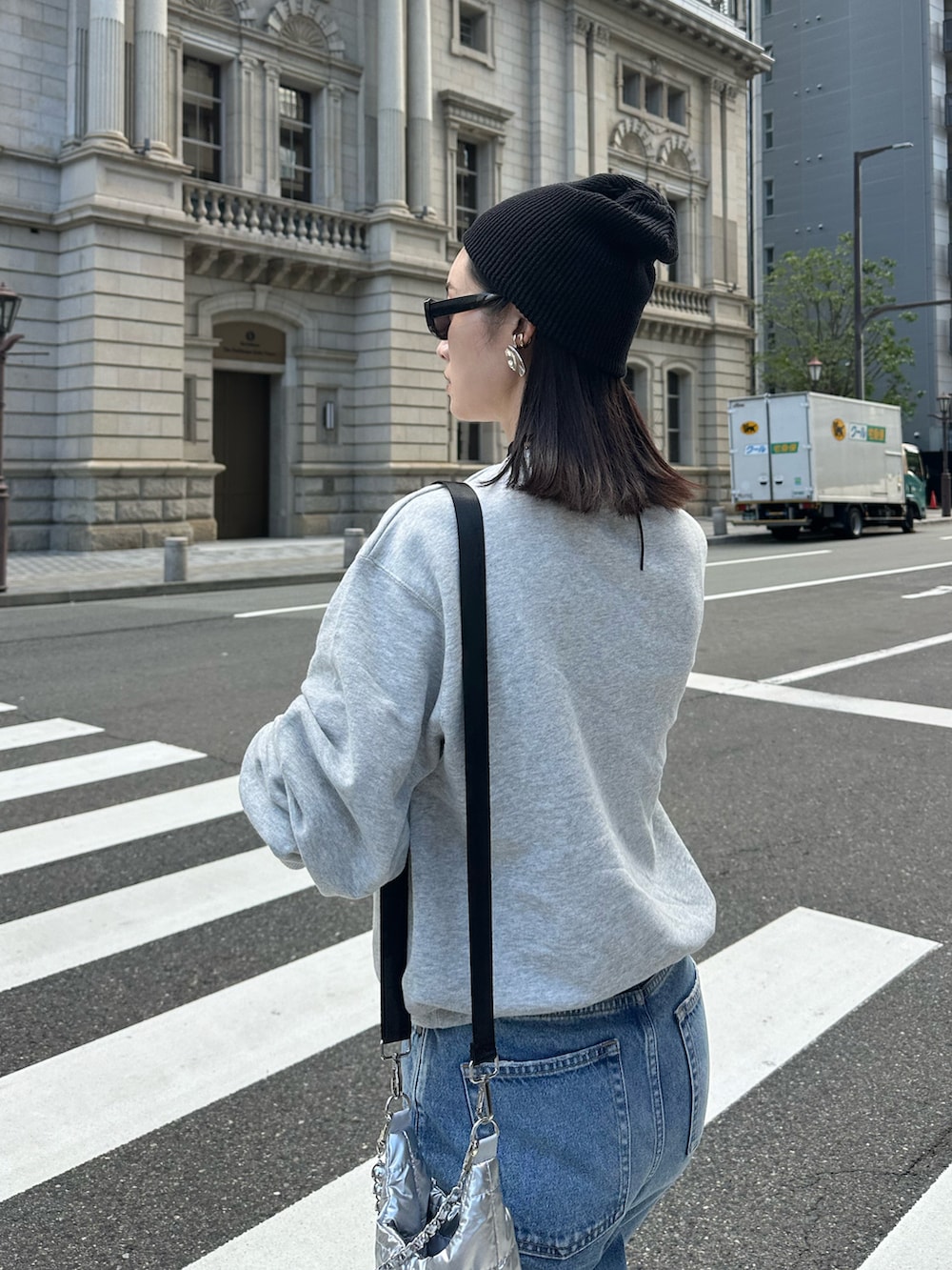 「PR、Ungrid、スウェットコーデ、スウェット、デニム、休日スタイル、秋っぽコーデ更新中、秋コーデ、グレー、ニット帽、サングラス、スニーカー、大人カジュアル、ロールアップ、高身長女子」｜「Ungridの【WEB限定】ワンポイントエンブロイダリースウェット（スウェット、グレー系）」を使った、IMOKOさん（骨格ウェーブ・レディース・170cm）の秋コーディネートの3枚目の写真