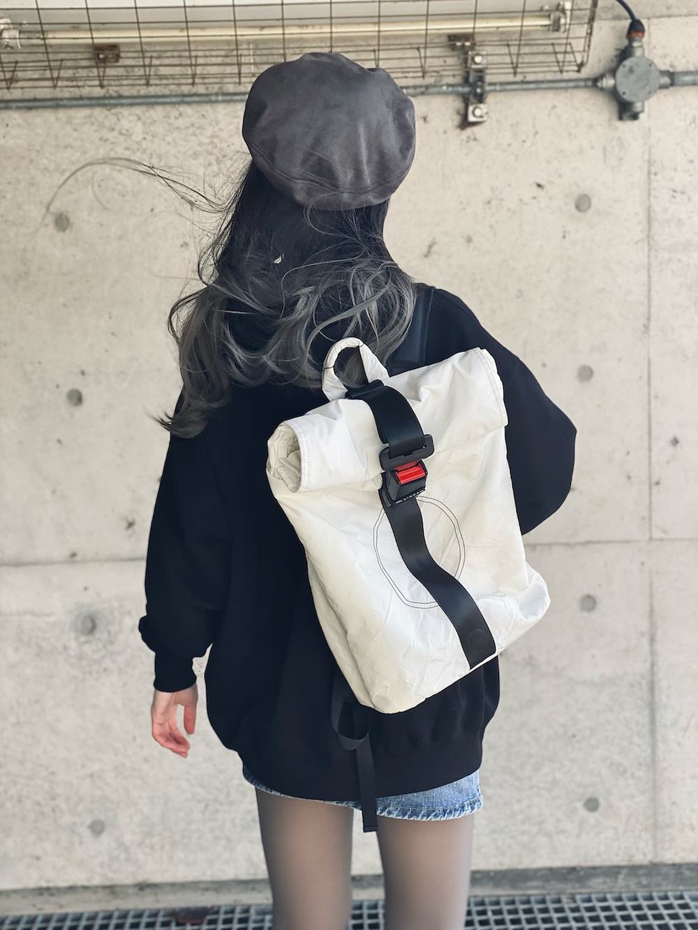 「ストリート、ミニスカート、タイツ、タイツ×靴下、スニーカーコーデ、高身長女子、ウィッグ、バックパック、ダッドスニーカー、ビッグシルエット、春コーデ、韓国ファッション、着回しコーデ、休日スタイル、ベレー帽」｜「CYPHER3の【60】CYPHER3/サイファーサム Arch Classic Logo Hoodie（パーカー、ブラック系）」を使った、IMOKOさん（レディース・170cm）の冬コーディネートの4枚目の写真