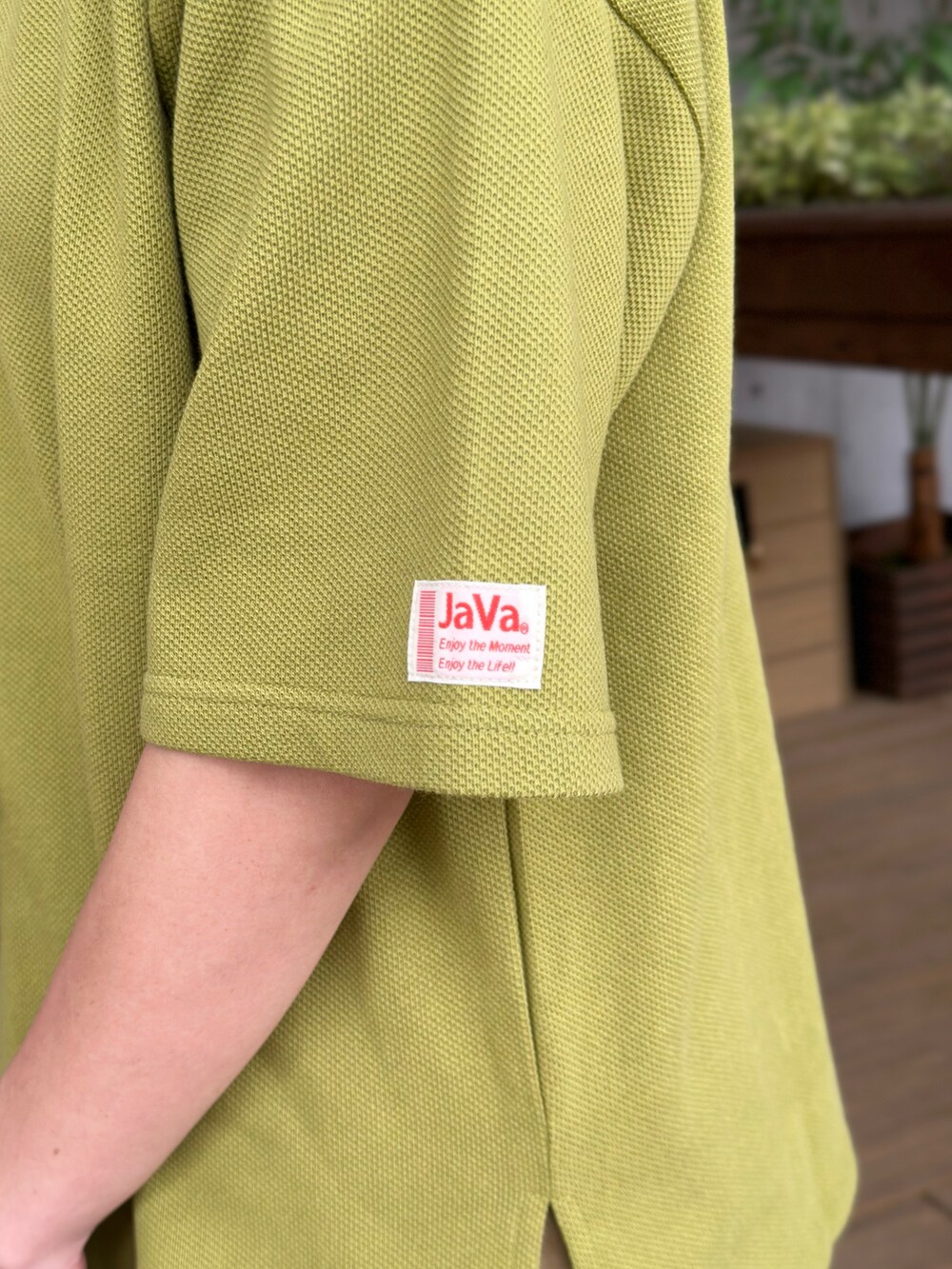 グリーン系のTシャツ/カットソーを着用したレディースの夏コーディネートの3枚目の写真