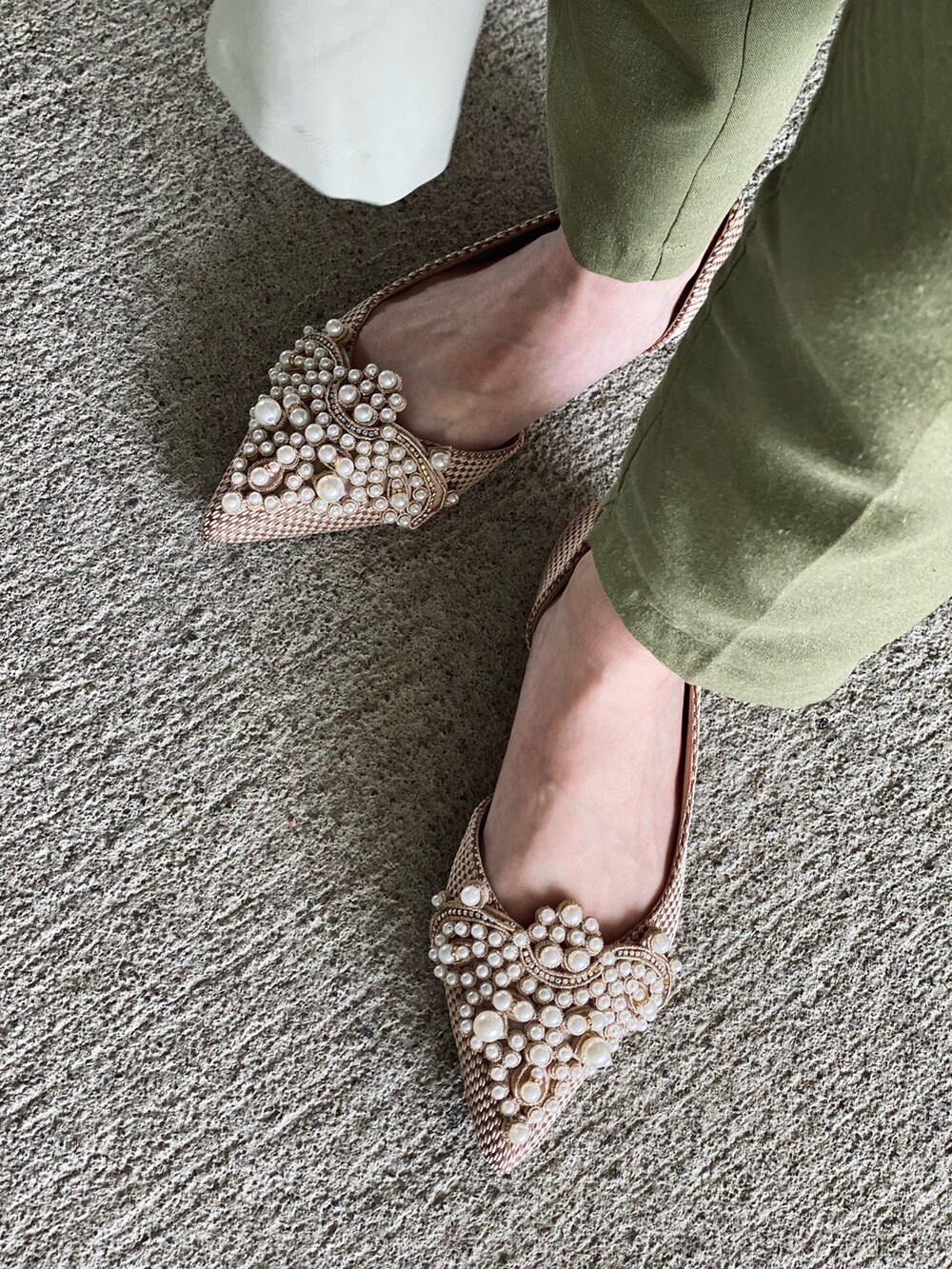 グリーン系のその他パンツ、ホワイト系のタンクトップ、グリーン系のワンピースを着用したレディースの春コーディネートの4枚目の写真