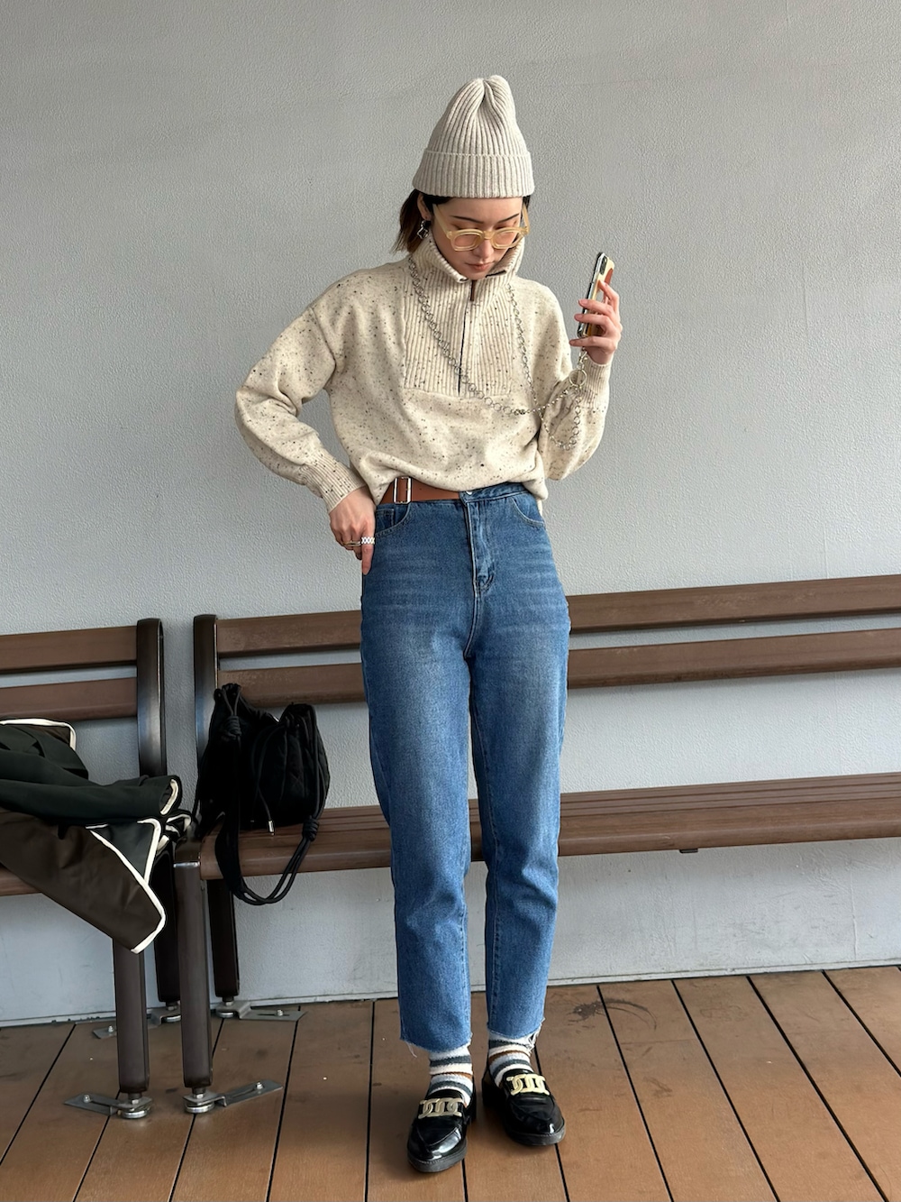 ホワイト系のニット/セーター、グリーン系のジャケット/アウター、ブルー系のデニムパンツを着用したレディースの春コーディネートの3枚目の写真