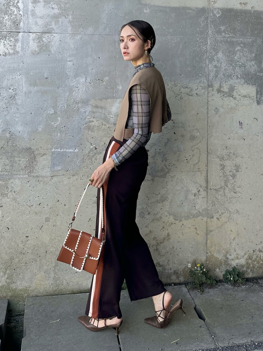 ブラウン系のその他パンツ、ブラウン系のジャンパースカート、ブラウン系のショルダーバッグを着用したレディースの秋コーディネートの4枚目の写真
