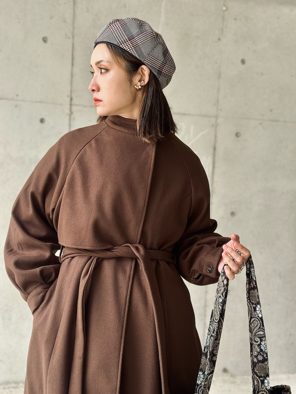 ブラウン系のその他アウター、ブルー系のデニムジャケット、ブラック系のトートバッグを着用したレディースの冬コーディネートの5枚目の写真