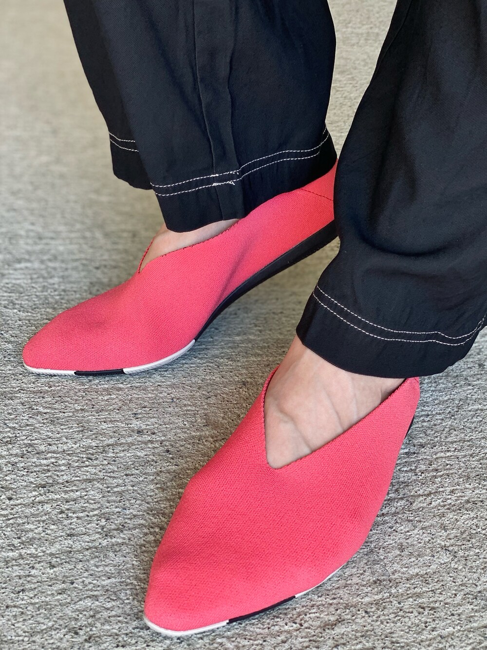 ホワイト系のTシャツ/カットソーを着用したレディースの夏コーディネートの3枚目の写真