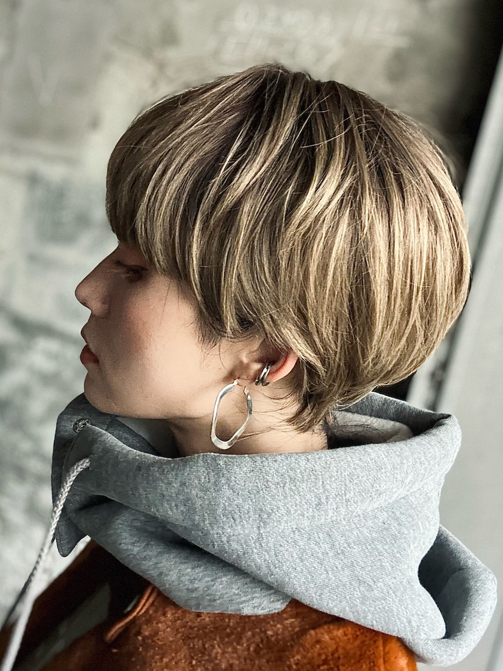 グリーン系のカーゴパンツ、イエロー系のブルゾン、ブラック系のその他トップスを着用したレディースの冬コーディネートの5枚目の写真