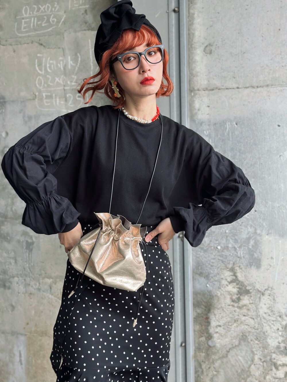 「春コーデ、ブラックコーデ、ヘアバンド、ウィッグ、ショルダーバッグ、カラーソックス、パンプス×靴下、マーメイドスカート、ドット、ウエストマーク、IMOKO×LVEU.、ボリューム袖、休日スタイル、春服みてみて、高身長コーデ」|「LVEU.の【IMOKO × LVEU.】Design sleeve docking tops(Tシャツ/カットソー、ブラック系)」を使った、IMOKOさん(骨格ウェーブ・レディース・170cm)の春コーディネートの3枚目の写真