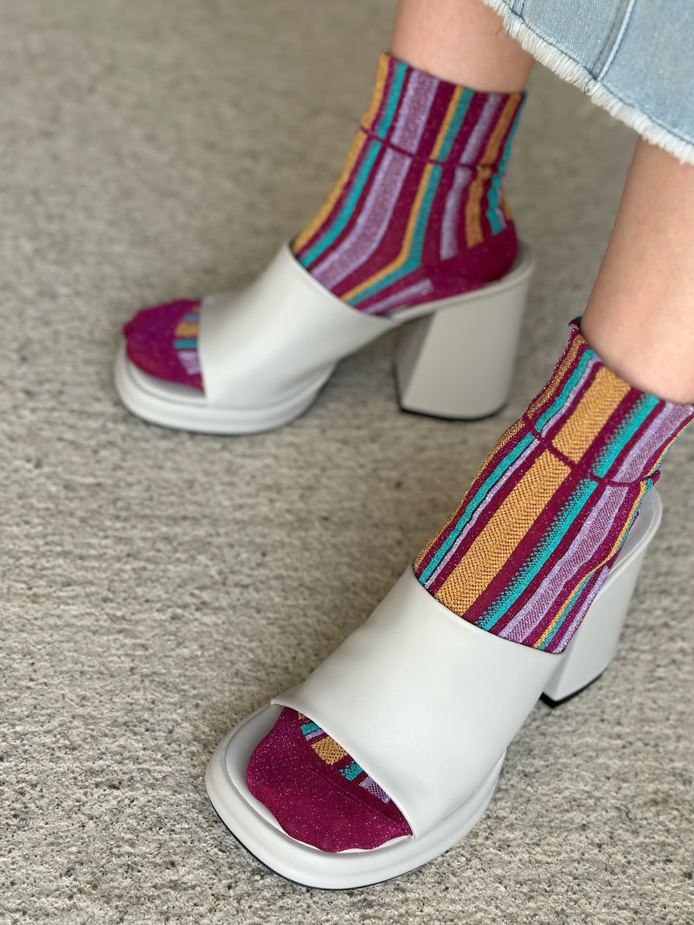 ブルー系のベスト、ブルー系のデニムスカート、ホワイト系のTシャツ/カットソーを着用したレディースの春コーディネートの5枚目の写真