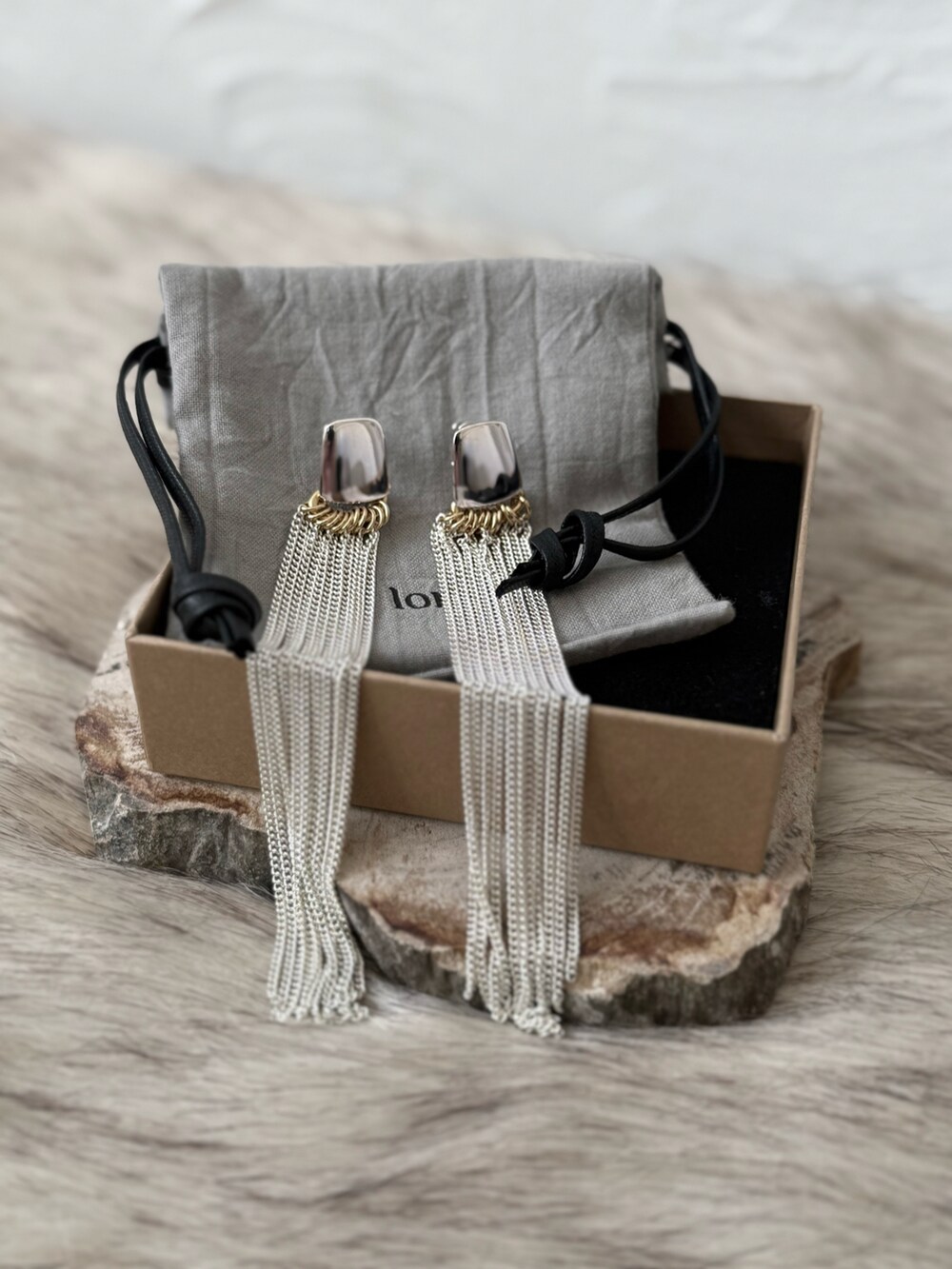 ブラック系のスリッポン、ベージュ系のその他トップス、ブラック系のワンピースを着用したレディースの秋コーディネートの3枚目の写真