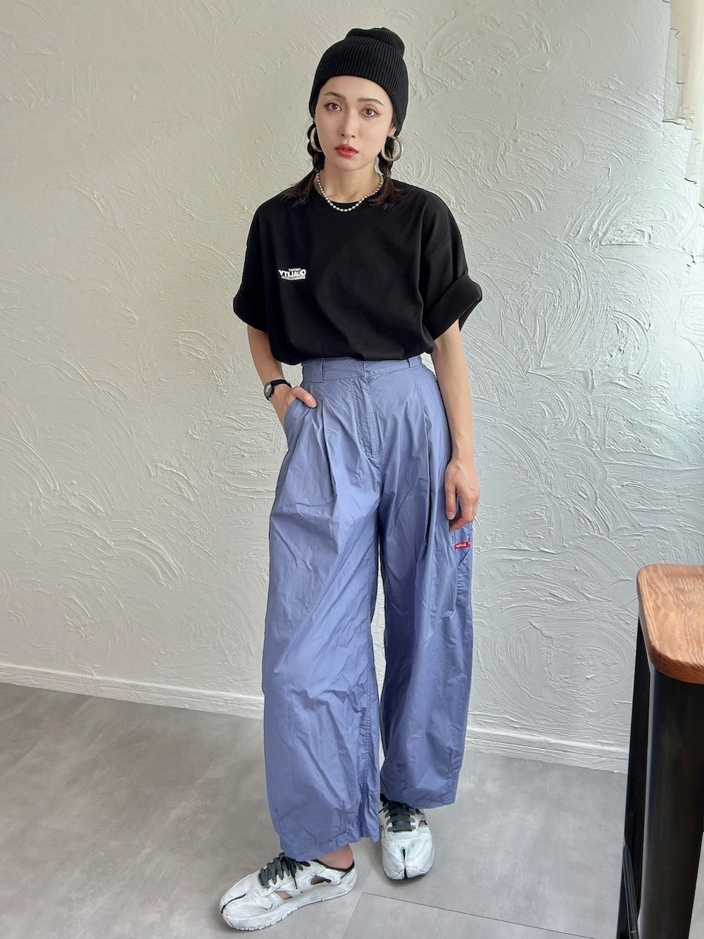 ブルー系のカーゴパンツ、ブラック系のTシャツ/カットソー、ブルー系のデニムパンツを着用したレディースの夏コーディネートの2枚目の写真