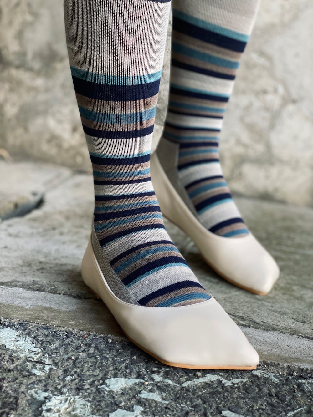 ホワイト系のパンプス、ブラック系のワンピース、ベージュ系のトートバッグを着用したレディースの秋コーディネートの3枚目の写真