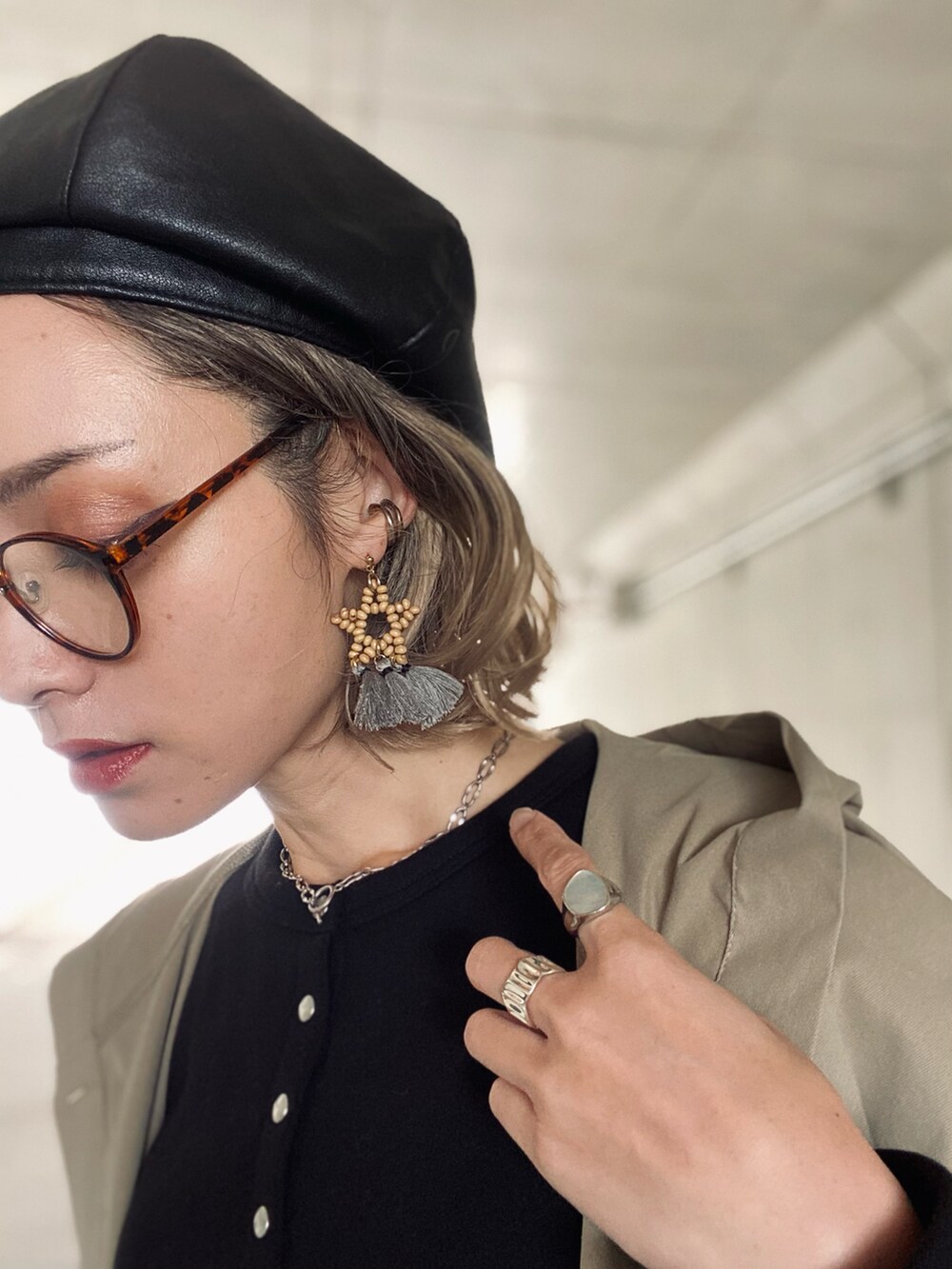 「カーディガン、ビッグシルエット、トレンチコート、ベレー帽、ショルダーバッグ、パーカー、チェックパンツ、ウィッグ、ジャックパーセル、メガネ女子、着回しコーデ、agnes b.、大人かわいい、秋コーデ、チェック柄に恋してる」|「RUUXのオーバーサイズ 大きいポケット コート(モッズコート、ベージュ系)」を使った、IMOKOさん(レディース・170cm)の秋コーディネートの5枚目の写真