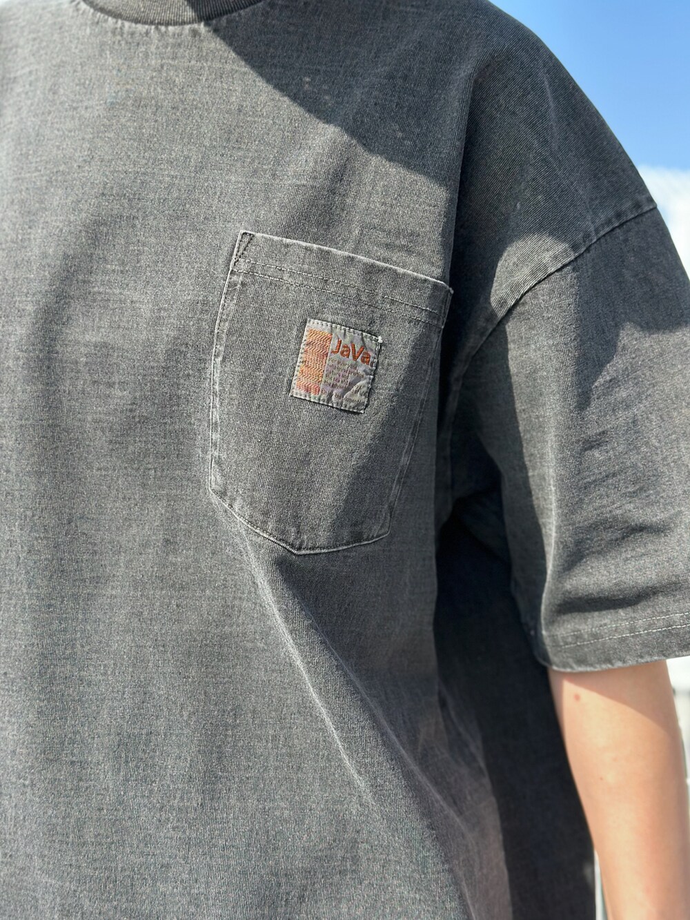 ブラック系のTシャツ/カットソー、ブルー系のデニムパンツ、ホワイト系のハットを着用したレディースの春コーディネートの2枚目の写真