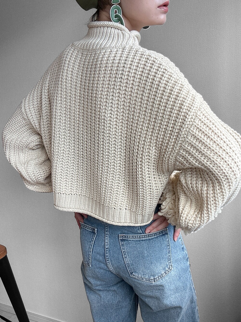 ホワイト系のニット/セーター、その他のデニムパンツ、ホワイト系のショルダーバッグを着用したレディースの秋コーディネートの3枚目の写真