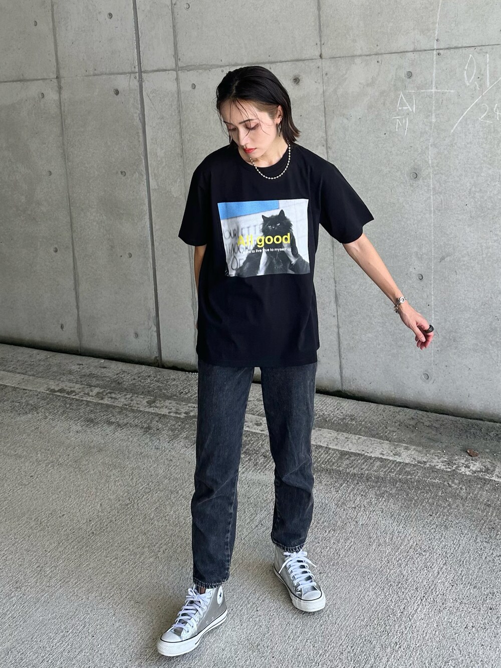 ブラック系のTシャツ/カットソー、ホワイト系のTシャツ/カットソーを着用したレディースの秋コーディネートの3枚目の写真