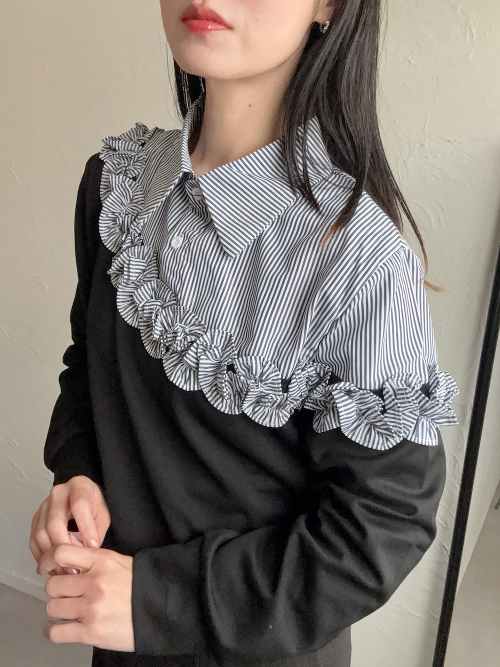 ブラック系のシャツ/ブラウスを着用したレディースの冬コーディネートの2枚目の写真