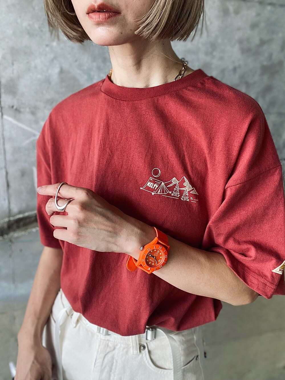 レッド系のTシャツ/カットソー、ホワイト系のデニムパンツ、ブラック系のサンダルを着用したレディースの夏コーディネートの4枚目の写真