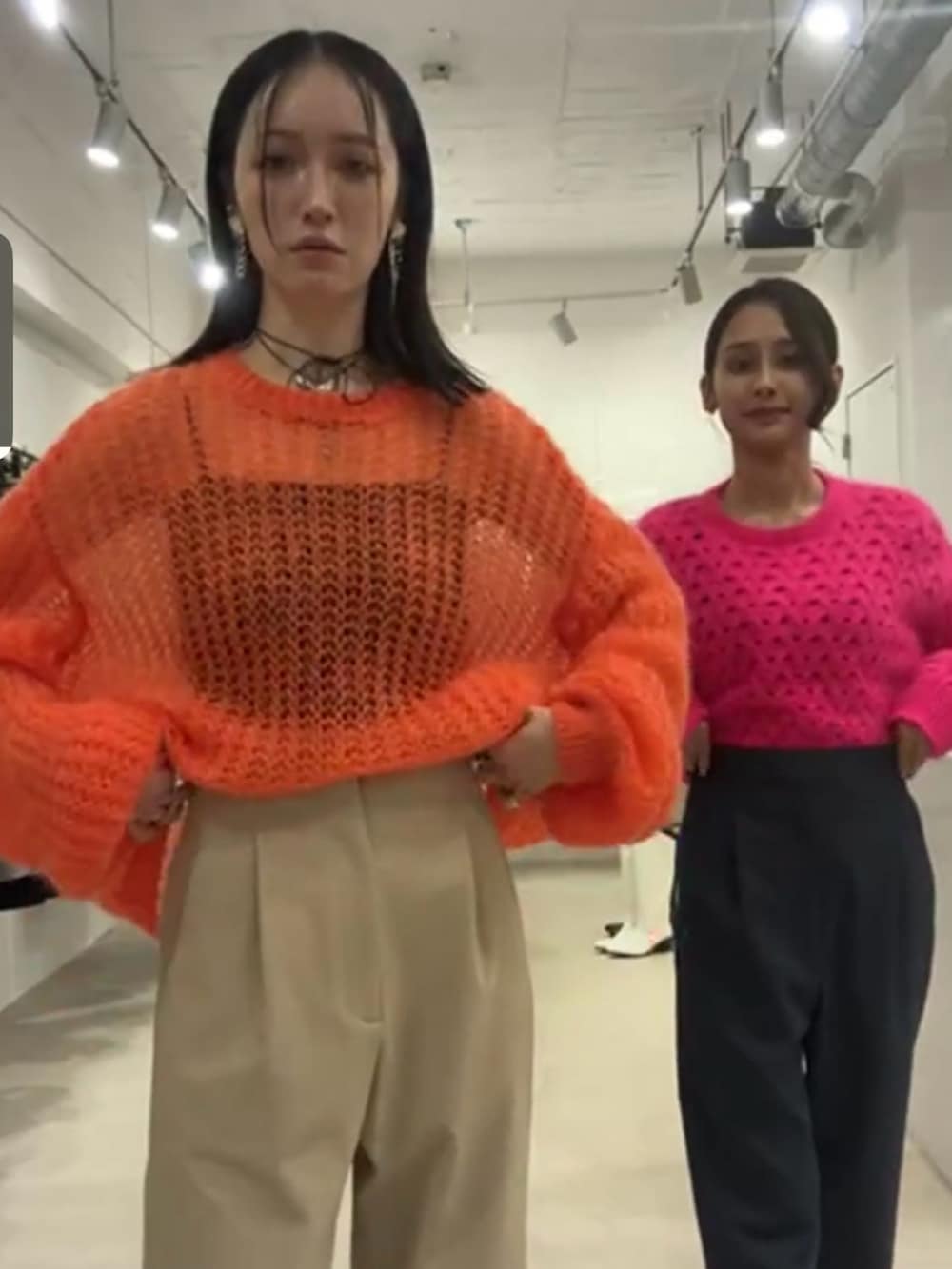 ベージュ系のチノパンツ、ブラック系のブルゾン、グレー系のその他アウターを着用したレディースの秋コーディネートの5枚目の写真