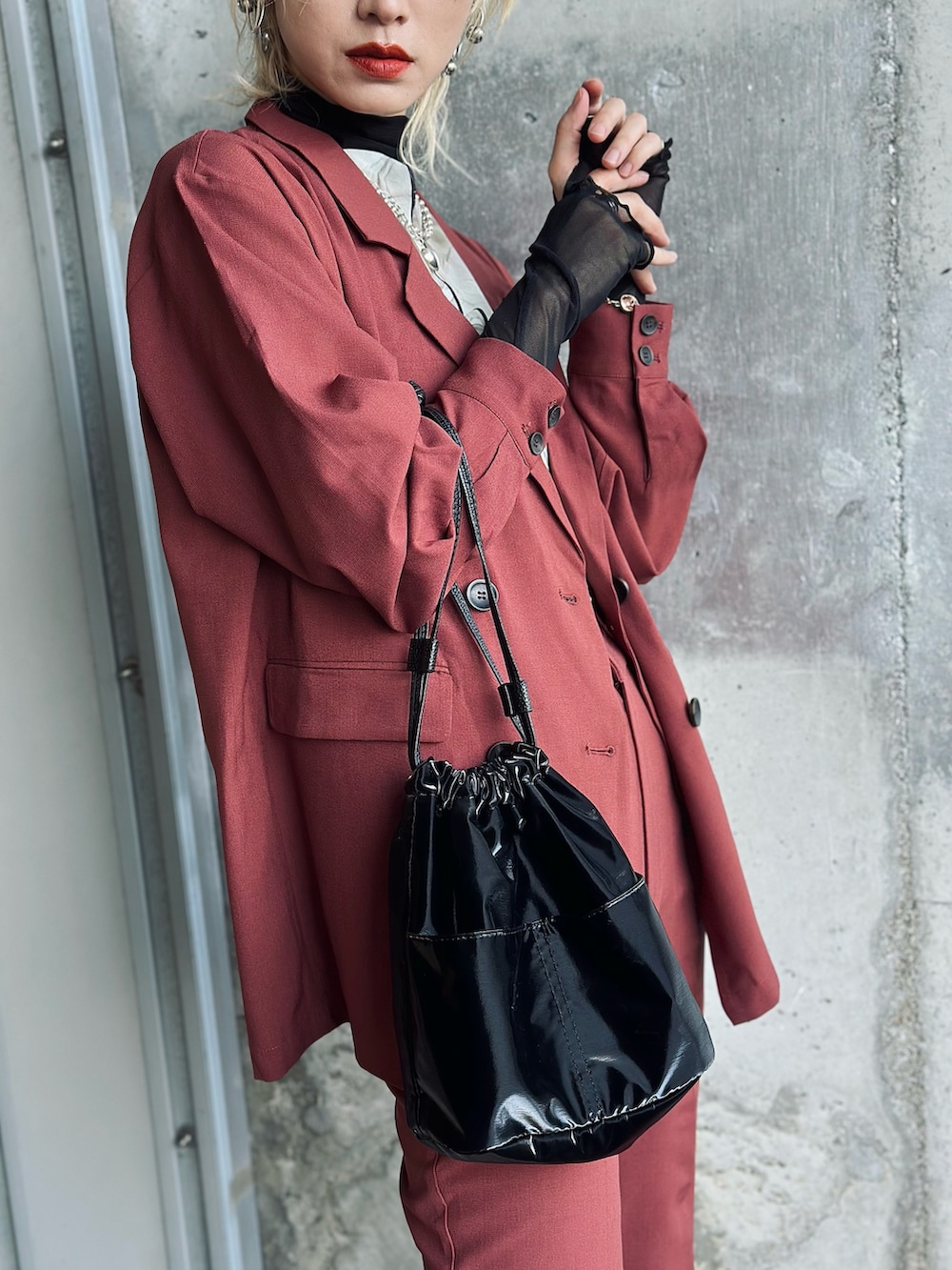 ホワイト系のその他トップス、ブラック系のハンドバッグ、ブラック系のパンプスを着用したレディースの秋コーディネートの4枚目の写真