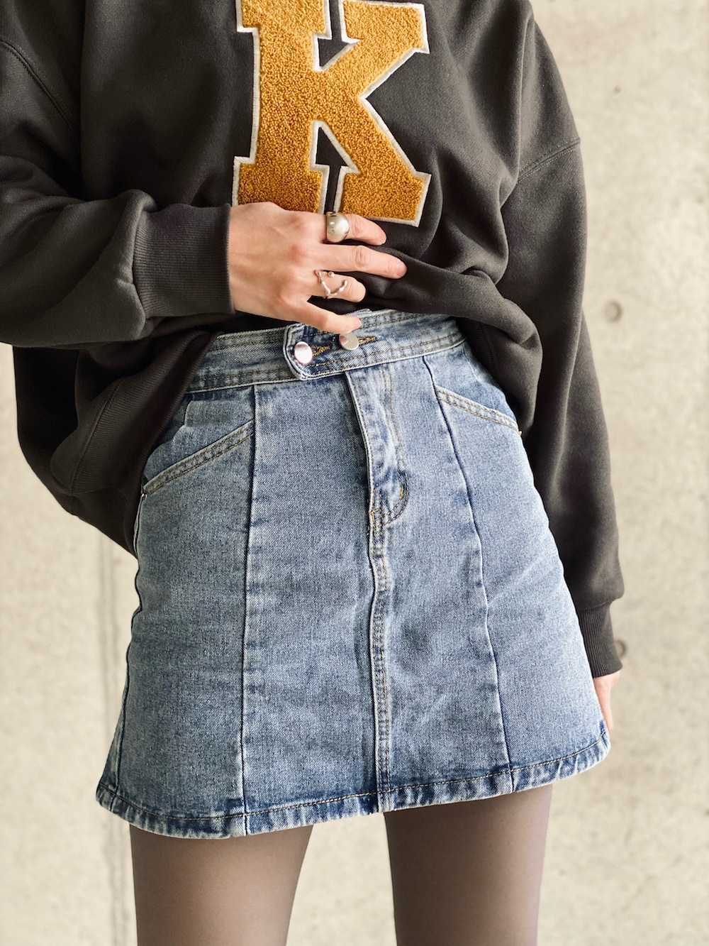 「ストリート、カラータイツ、スニーカー、ミニスカート、トレンチコート、キャップ、高身長女子、春コーデ、休日スタイル、タートルネック、スウェット、サングラス、カラーソックス、ダッドスニーカー、おおぶりピアス」|「L.H.Pのcourage/クラージュ/デニムミニスカート(デニムスカート、ブルー系)」を使った、IMOKOさん(レディース・170cm)の冬コーディネートの2枚目の写真