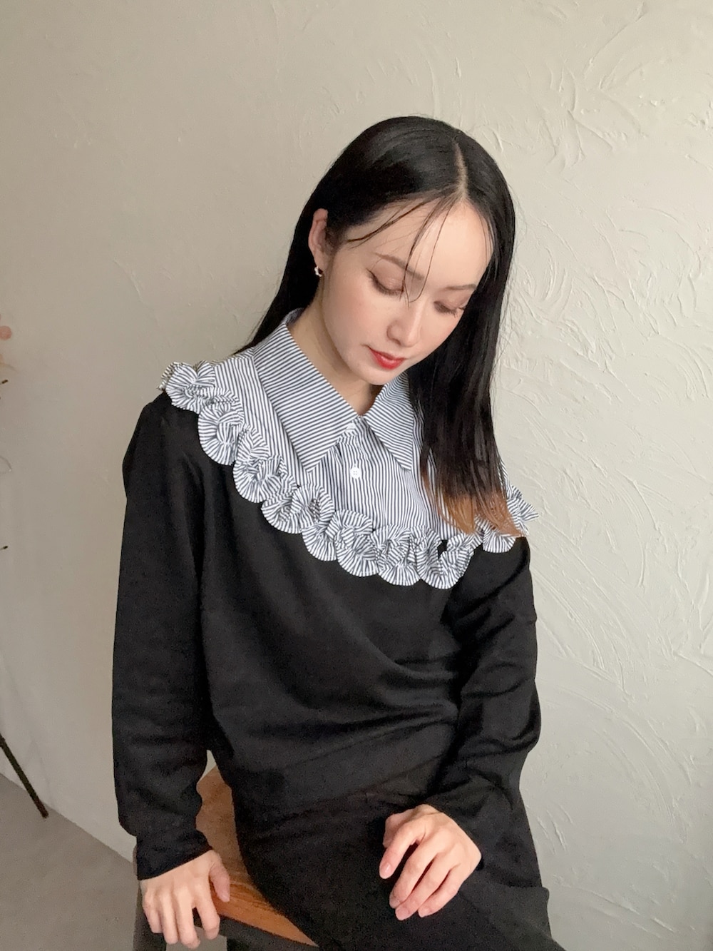 ブラック系のシャツ/ブラウスを着用したレディースの冬コーディネートの3枚目の写真