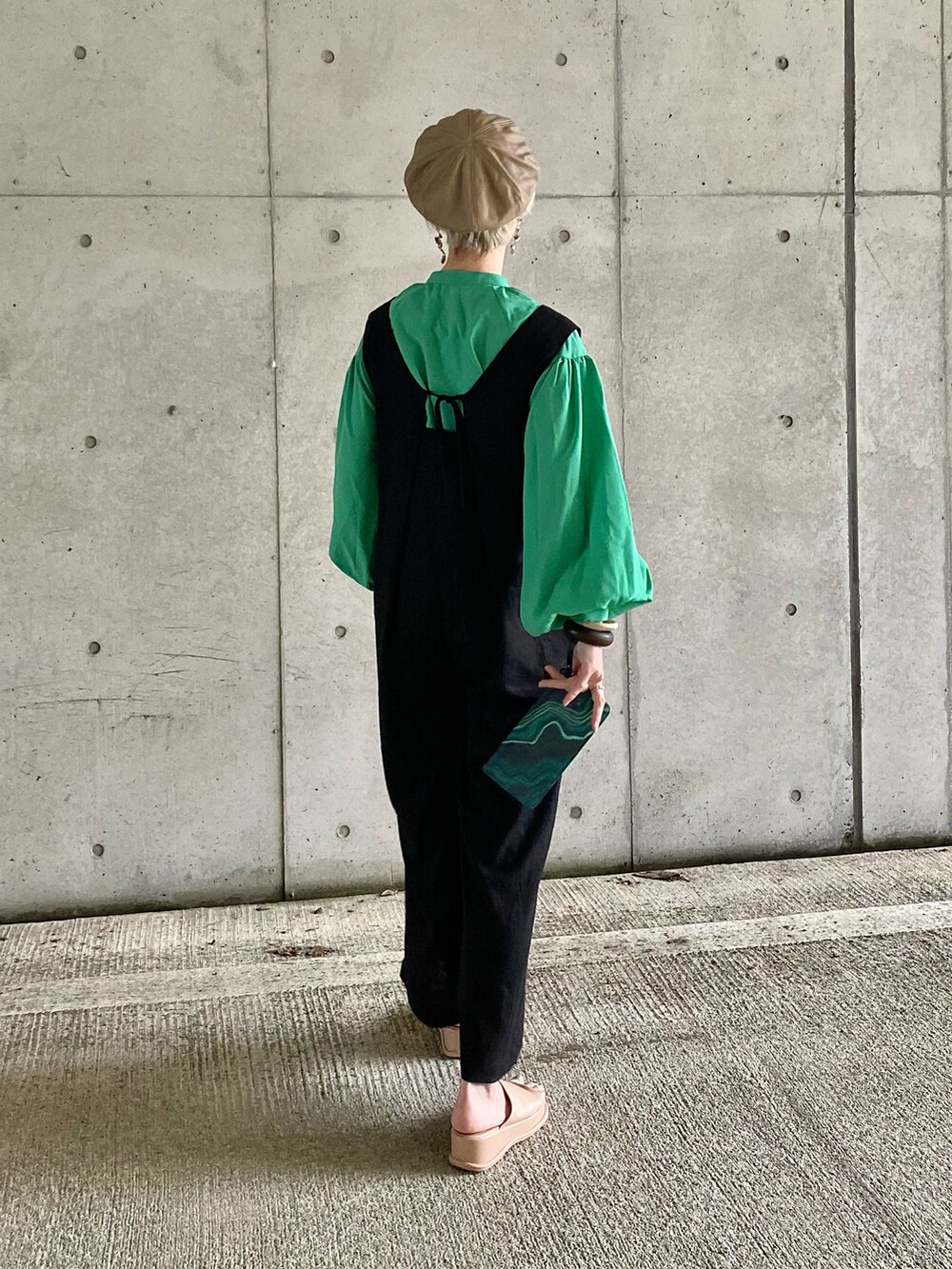 ブラック系のサロペット/オーバーオール、ベージュ系のサンダル、グリーン系のシャツ/ブラウスを着用したレディースの春コーディネートの5枚目の写真