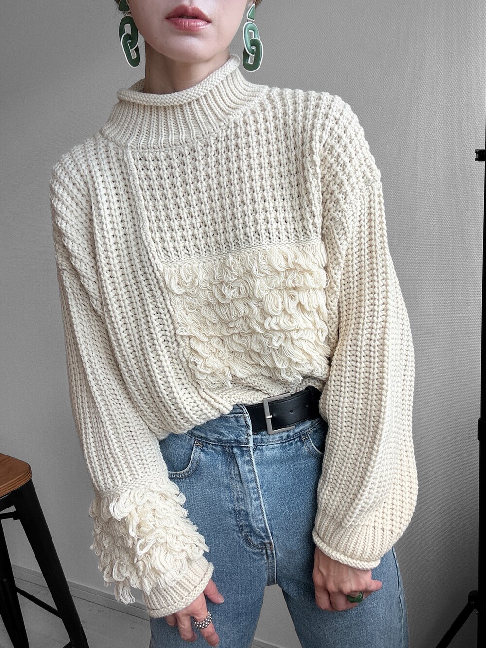 ホワイト系のニット/セーター、その他のデニムパンツ、ホワイト系のショルダーバッグを着用したレディースの秋コーディネートの4枚目の写真