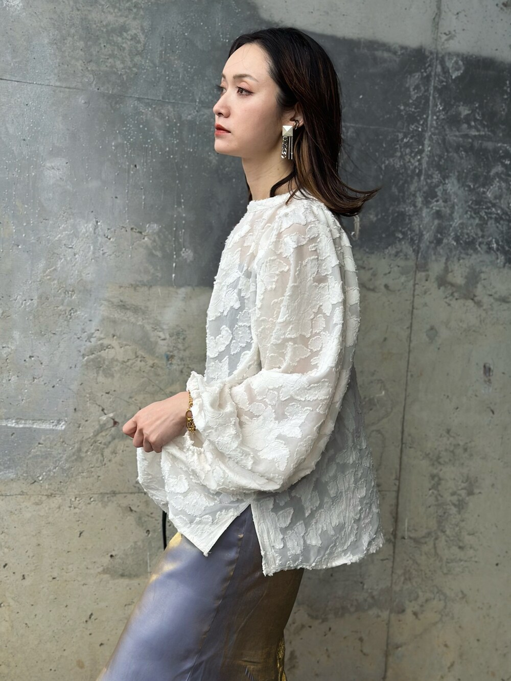 ホワイト系のシャツ/ブラウス、その他のショルダーバッグ、グレー系のスカートを着用したレディースの春コーディネートの3枚目の写真