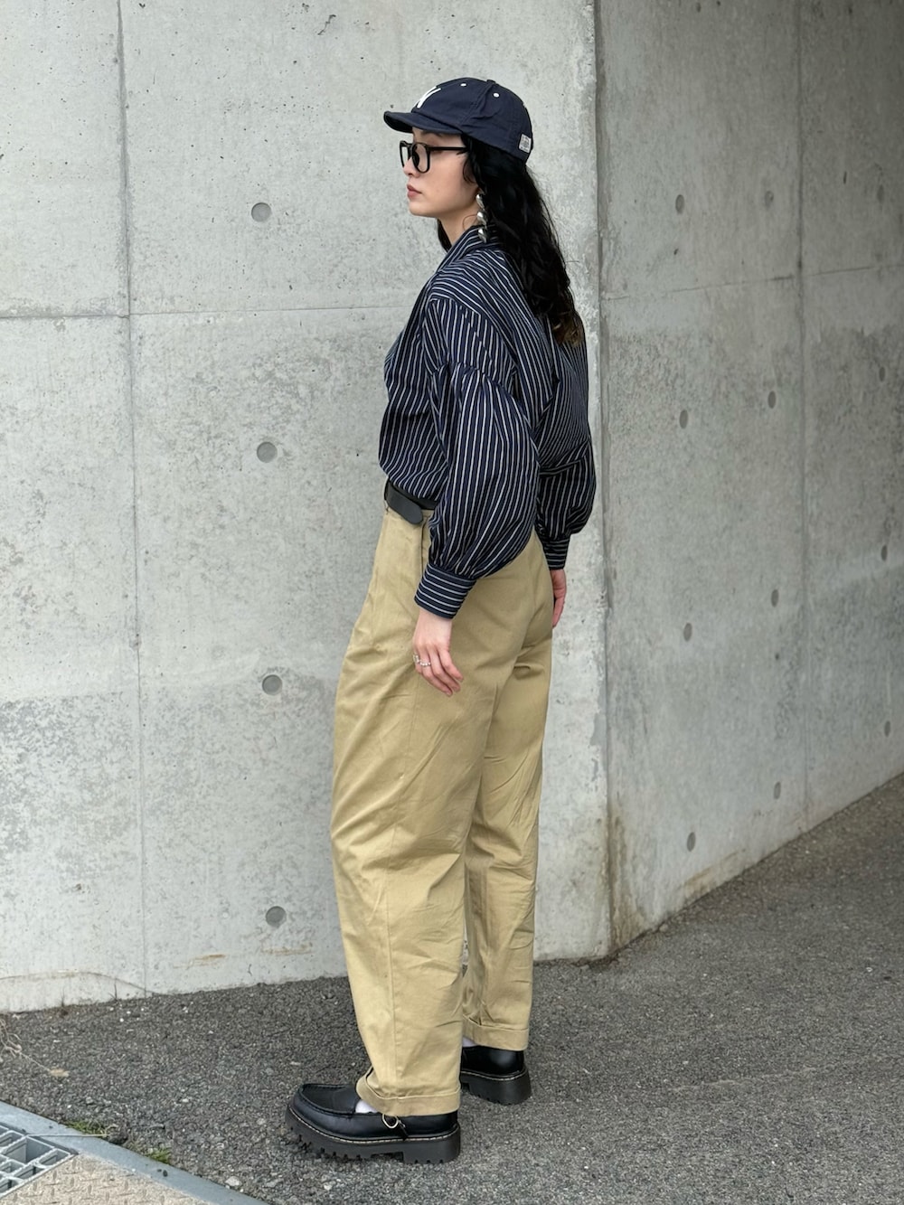 ブラック系のベスト、ブルー系のシャツ/ブラウス、ブラック系のローファーを着用したレディースの春コーディネートの3枚目の写真