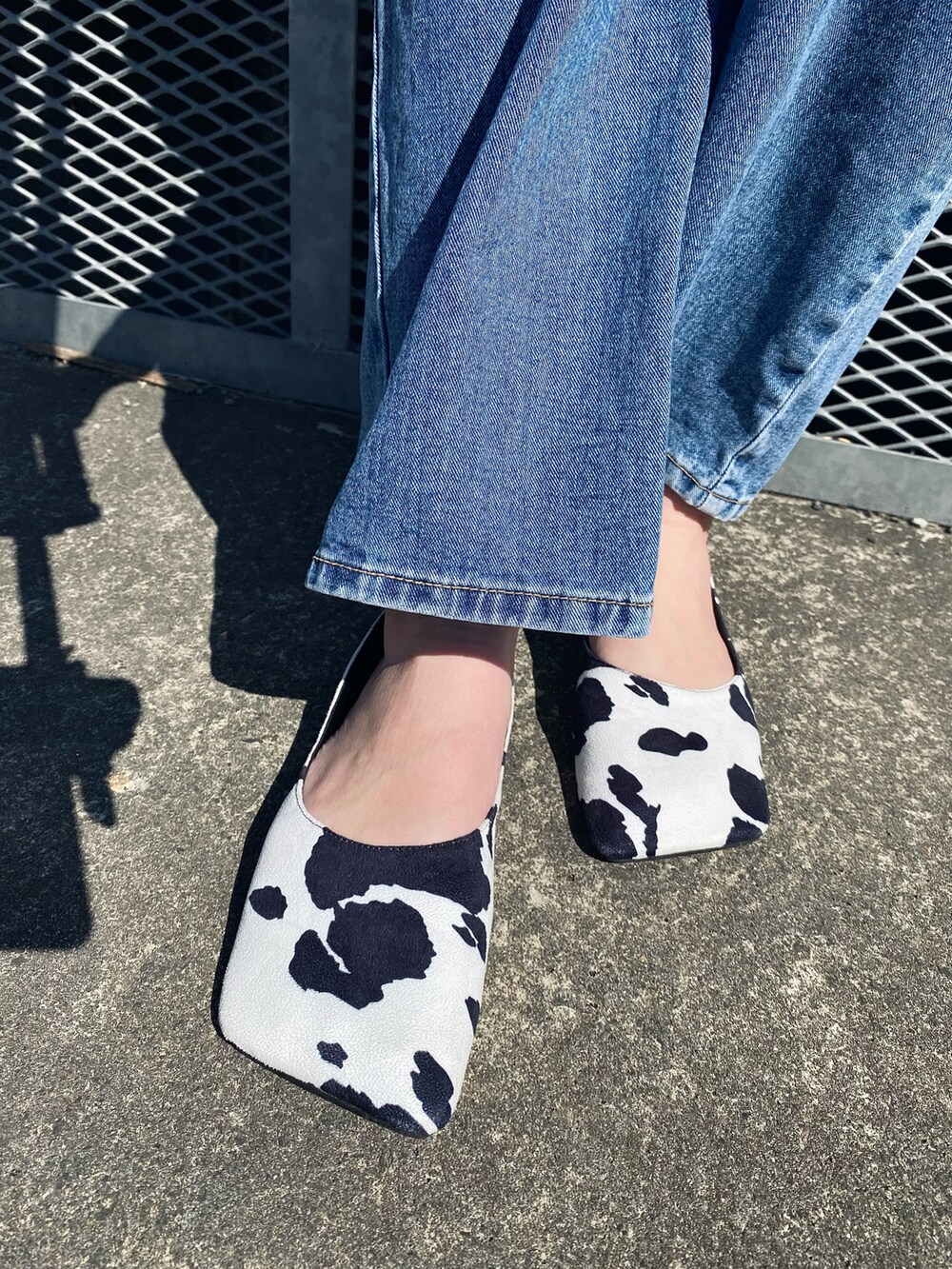 グリーン系のTシャツ/カットソー、その他のパンプス、ブルー系のデニムパンツを着用したレディースの春コーディネートの4枚目の写真