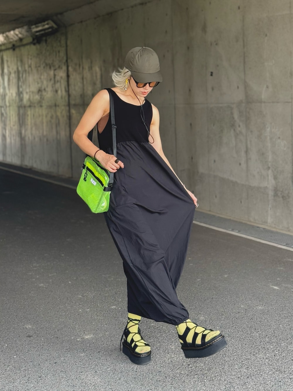 ブラウン系のキャミソール、ブラック系のサンダル、ブラック系のワンピースを着用したレディースの夏コーディネートの4枚目の写真