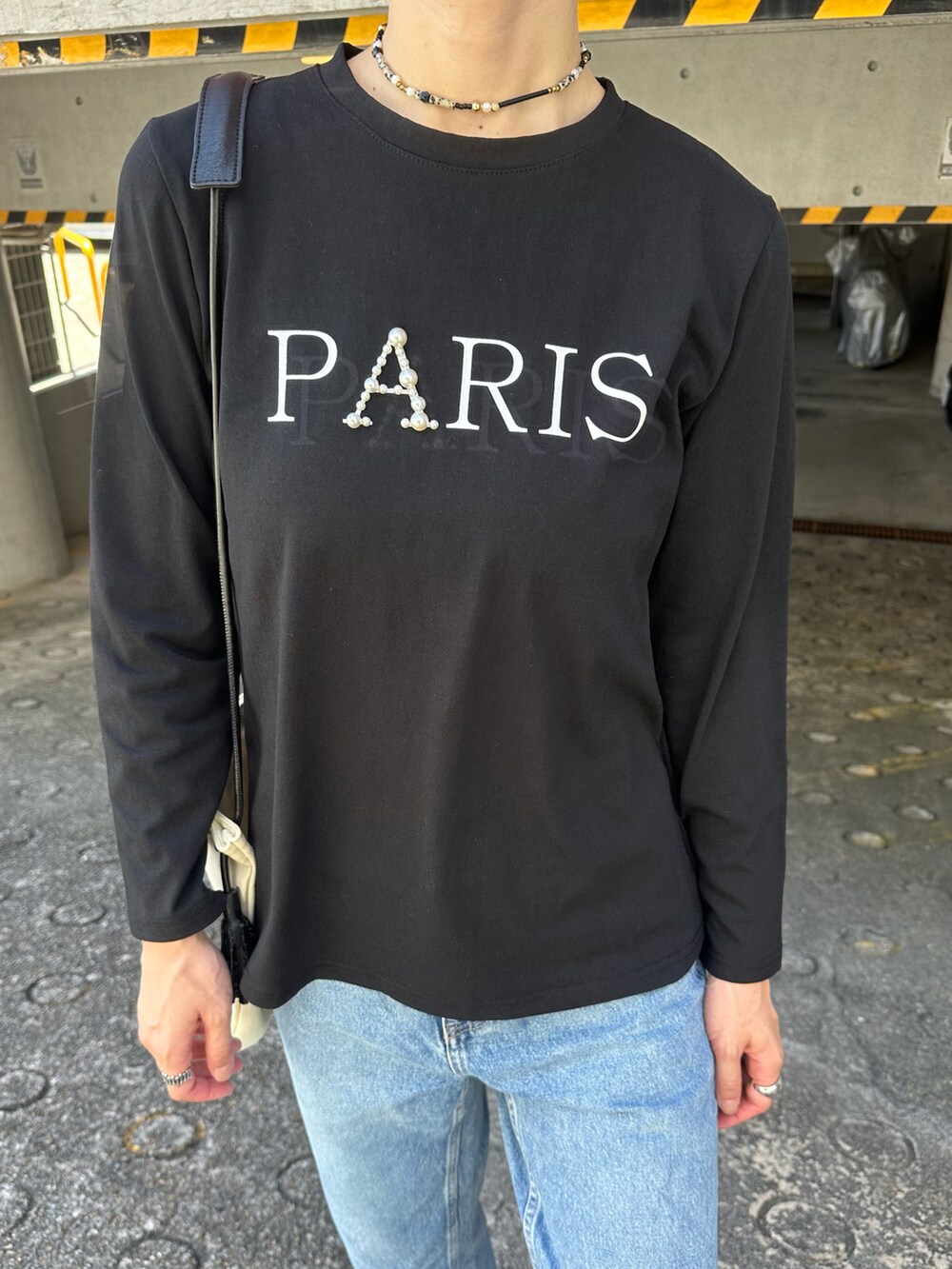 ブラック系のTシャツ/カットソー、ブルー系のデニムパンツ、その他のキャップを着用したレディースの夏コーディネートの5枚目の写真