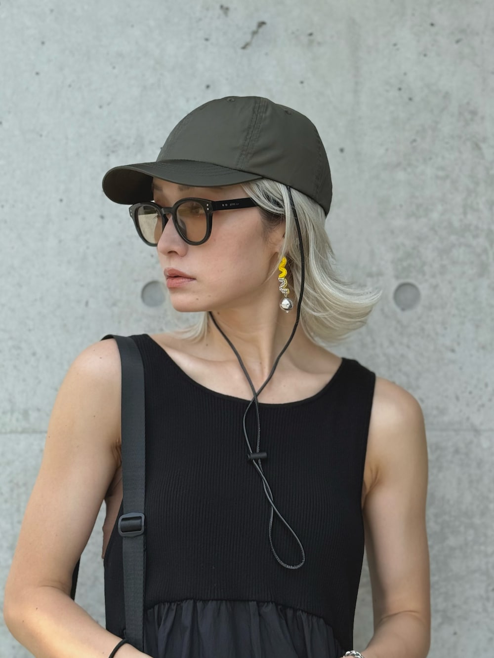 ブラウン系のキャミソール、ブラック系のサンダル、ブラック系のワンピースを着用したレディースの夏コーディネートの5枚目の写真