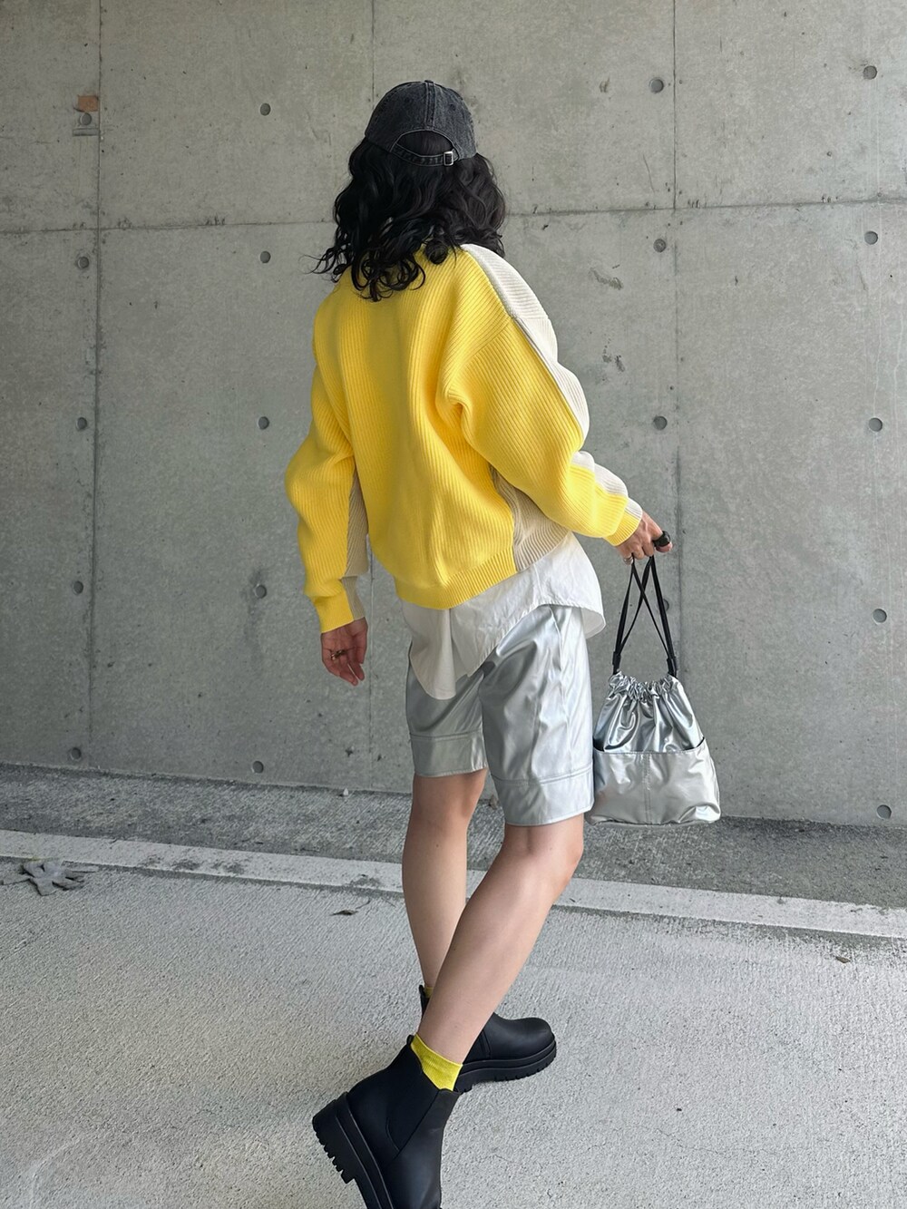 ホワイト系のニット/セーター、ブラック系のブーツ、シルバー系のその他パンツを着用したレディースの秋コーディネートの5枚目の写真